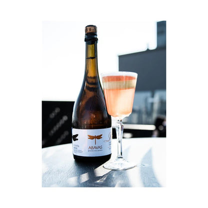 Abavas Rabarber Brut med fyldt glas i solskin